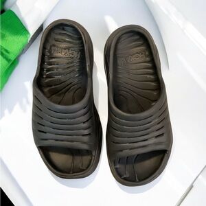 Hoka One One Ora Recovery Slides Kids Size 6Y Black Slip On Comfort Sandals